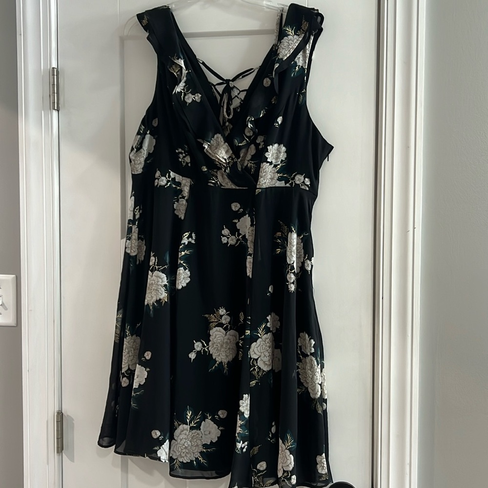 Beautiful dress with side zipper; very flattering and versatile